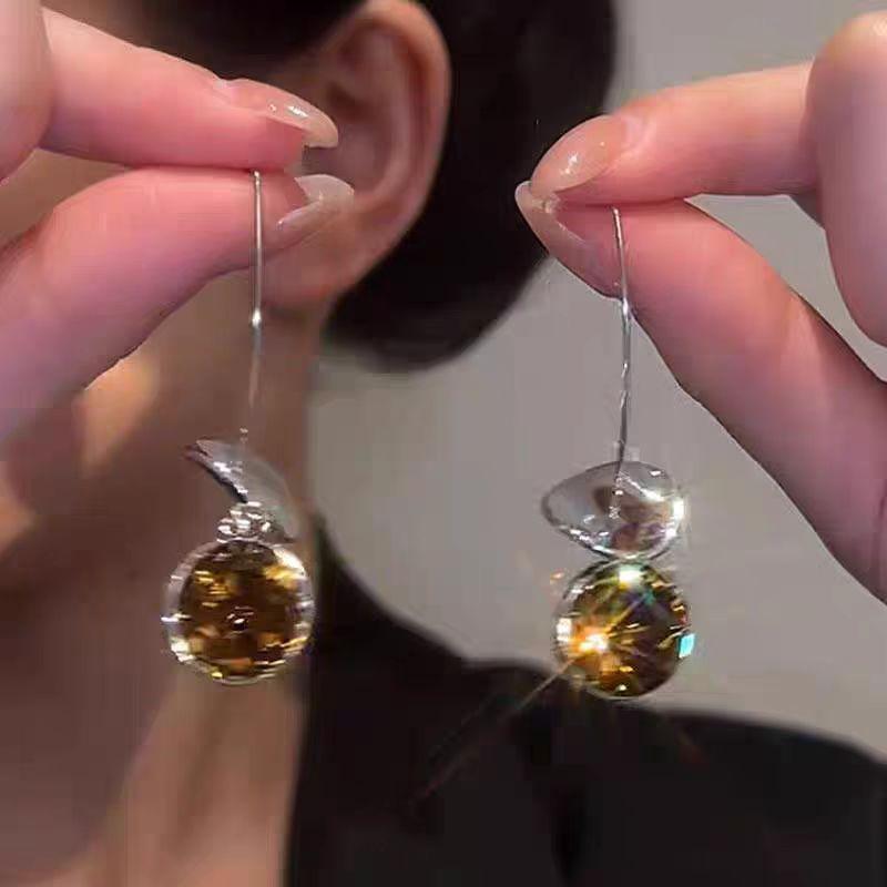 light luxury style and high-end feel versatile A pair of and pearl stud earrings French with a unique retro кофейный