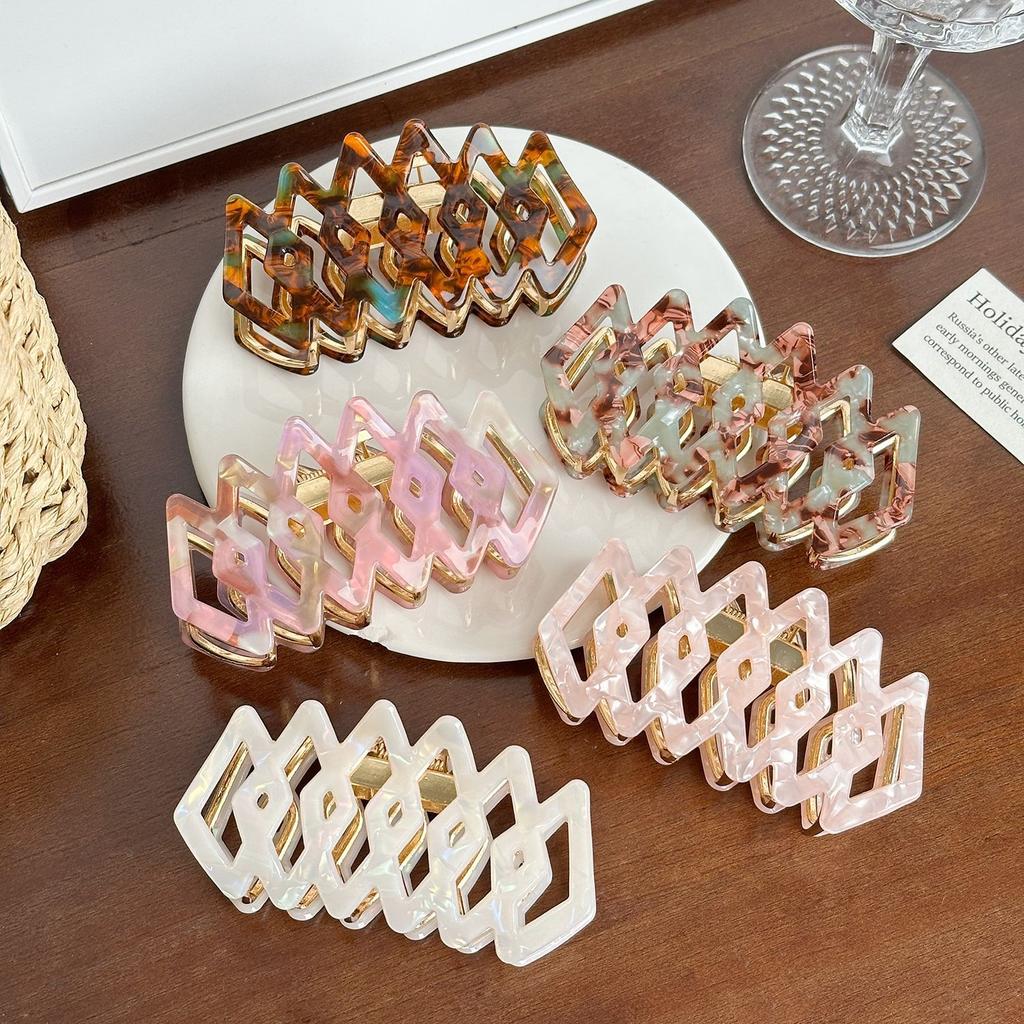 Acetate Chic Hair Claw Clip With Trendy Line Patterns In Vibrant Colors For Women