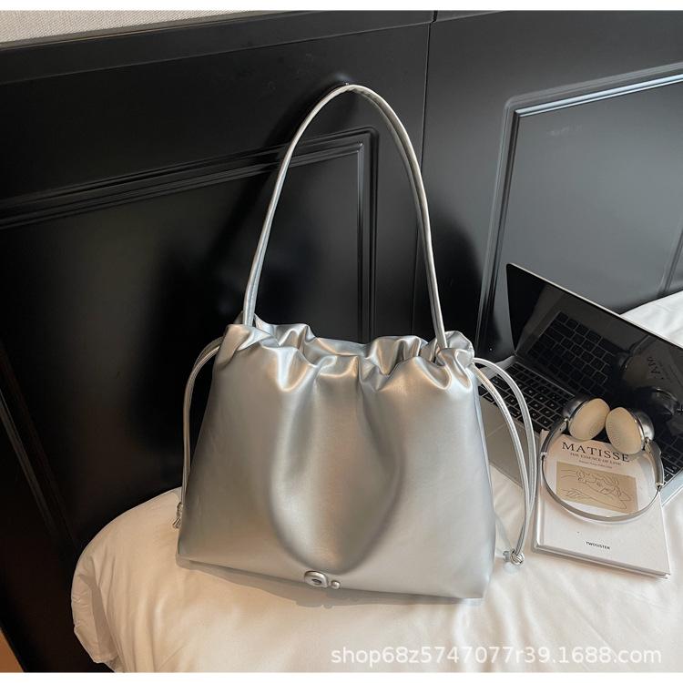 Summer small bag women's 2025 new simple and versatile shoulder messenger bag is popular this year ins tote bag