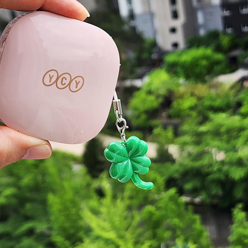 Genuine 2P Lucky Four-Leaf Clover Keychain Cheer Pass Consolation Friend