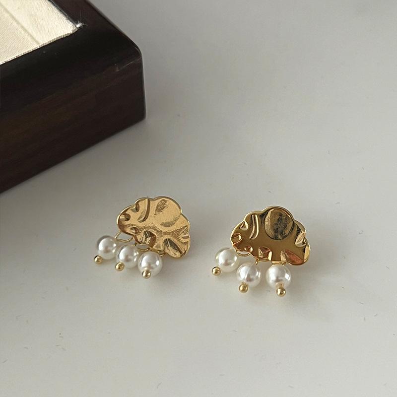 2023 Trendy Retro Pearl Stud Earrings: Sparkly Niche Design for Women