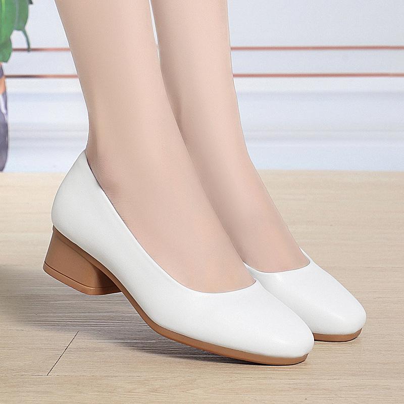 

рабочая обувь на мягкой подошве не вызывает усталости после долгого стояния, профессиональные кожаные туфли на толстом каблуке не скользят и удобны, 41