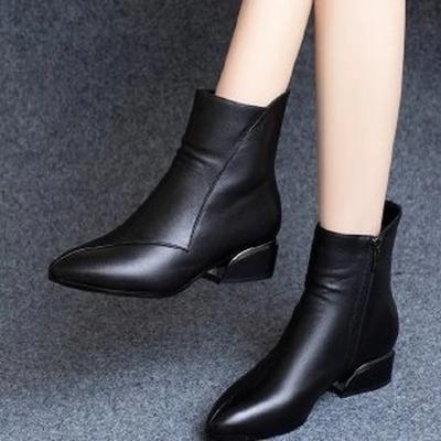Kleine kurze Stiefel Weiches Leder Dicker Absatz Mittlerer Absatz Herbst und Winter Neue schwarze All-Match-Stiefel für Damen in Nude