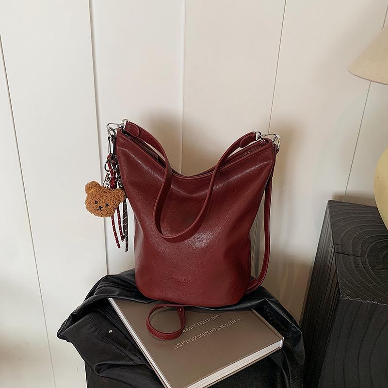 Korean Retro Niche 2025 Women's Underarm Bucket Bag – Simple, Trendy Shoulder Bag for Commuting