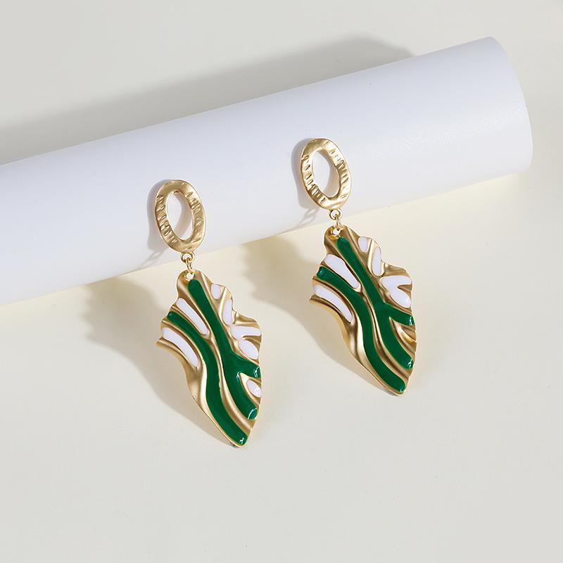 

Современные серьги из неровного металла в стиле масляной живописи «Серебряная игла» с плиссировкой «холодный ветер» и матовой текстурой