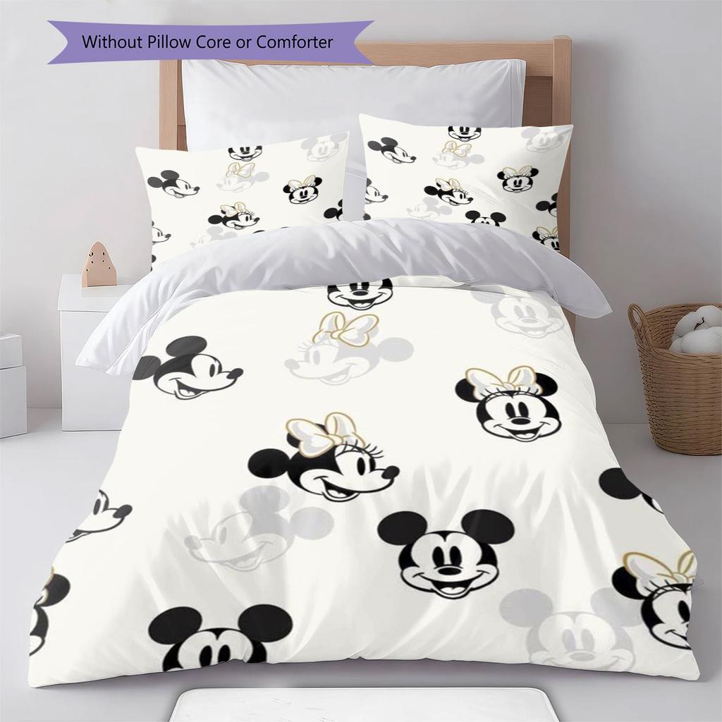 Sweet and cool Minnie Mouse themed print bedding set, warm and comfortable, the perfect choice to decorate a child's bedroom.