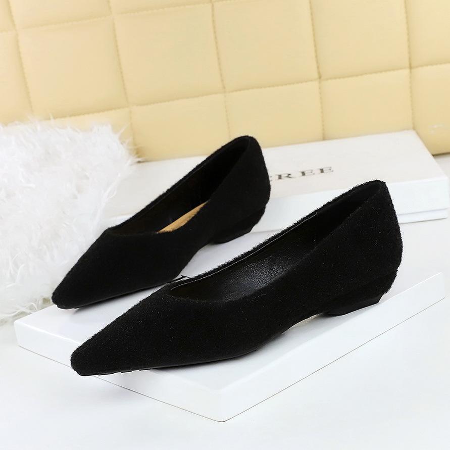 Fashion 2025 Spring Designer Women Mary Jane Shoes Fashion Pointed Toe Shoes Plush Women Shallow Mouth Concise Soft Sole Flats Shoes