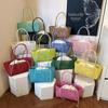 Bolsa da Mãe: Uma Bolsa de Ombro Elegante, de Trama Aberta, para Mulheres, Adequada para Uso Casual.