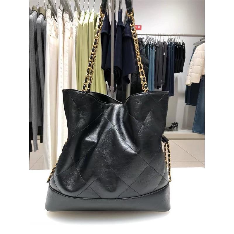 

Нишевый Высококлассный 2025 Стеганый Тоут с Бриллиантами: Универсальная плечевая сумка большой вместимости для поездок на работу чёрный