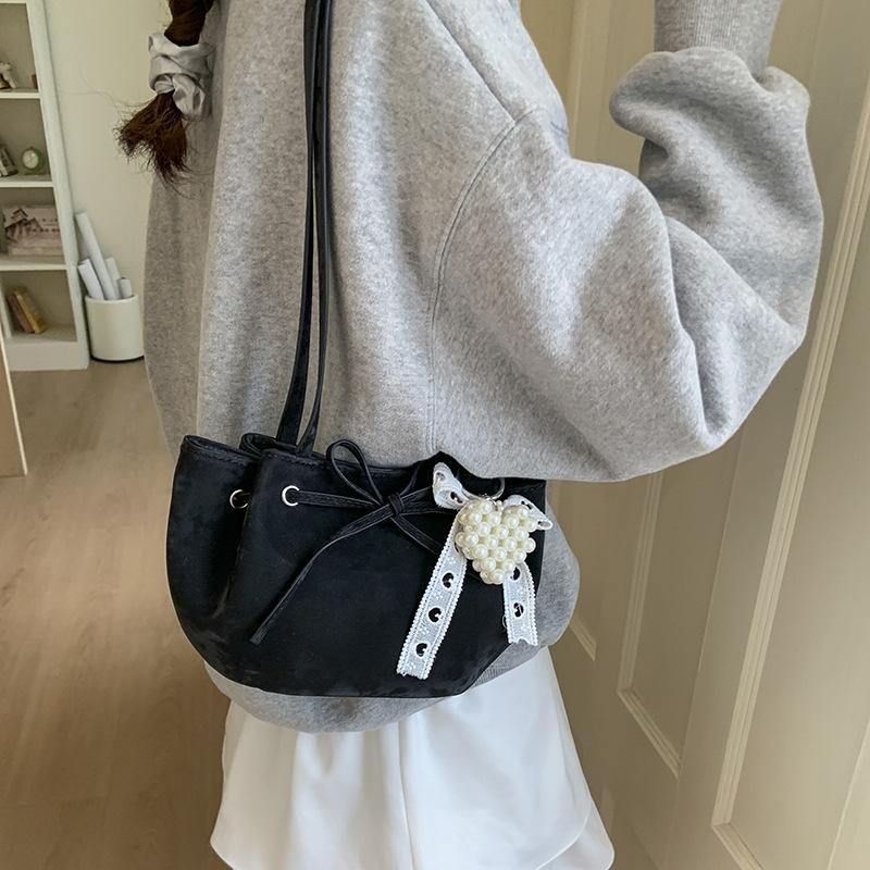 

Summer pleated cloud bag women s 2025 new out sundries bucket bag fashion commuter bag underarm shoulder bag