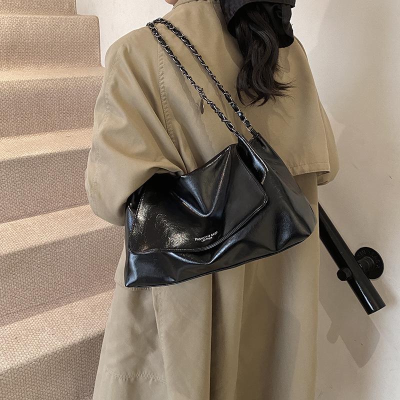 Solid color simple large-capacity foreign gas bag women's 2025 new trendy underarm commuter chain single shoulder tote bag