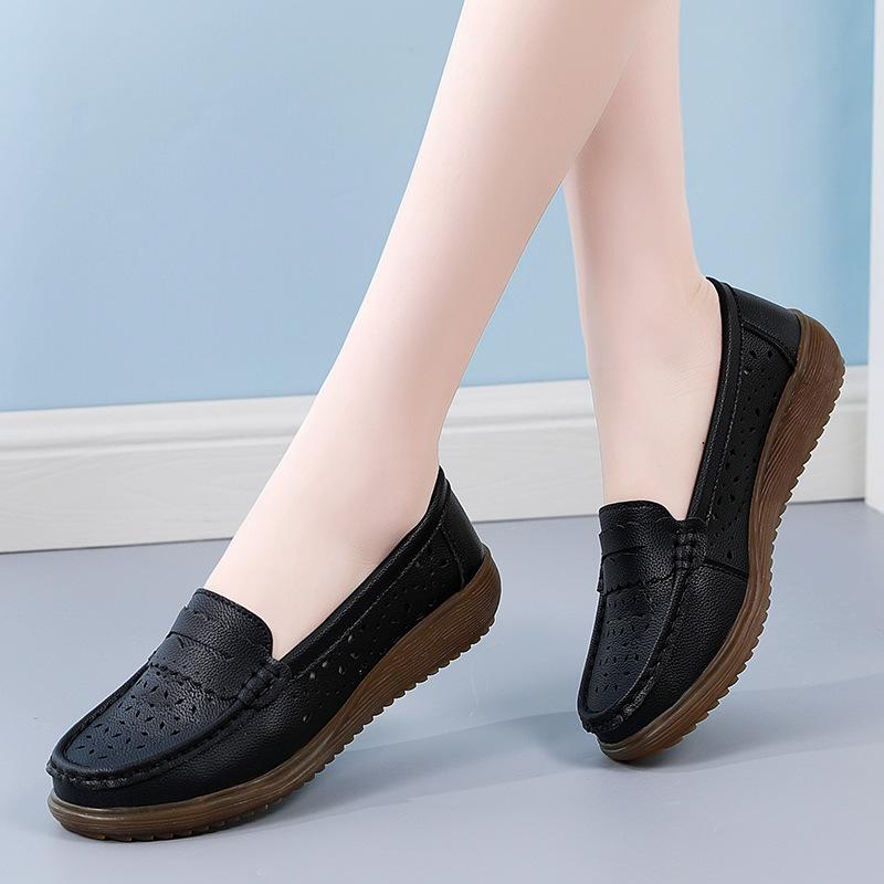 Leather mother shoes spring and autumn middle-aged women's leather shoes non-slip soft sole comfortable middle-aged and elderly Doudou shoes flat sing