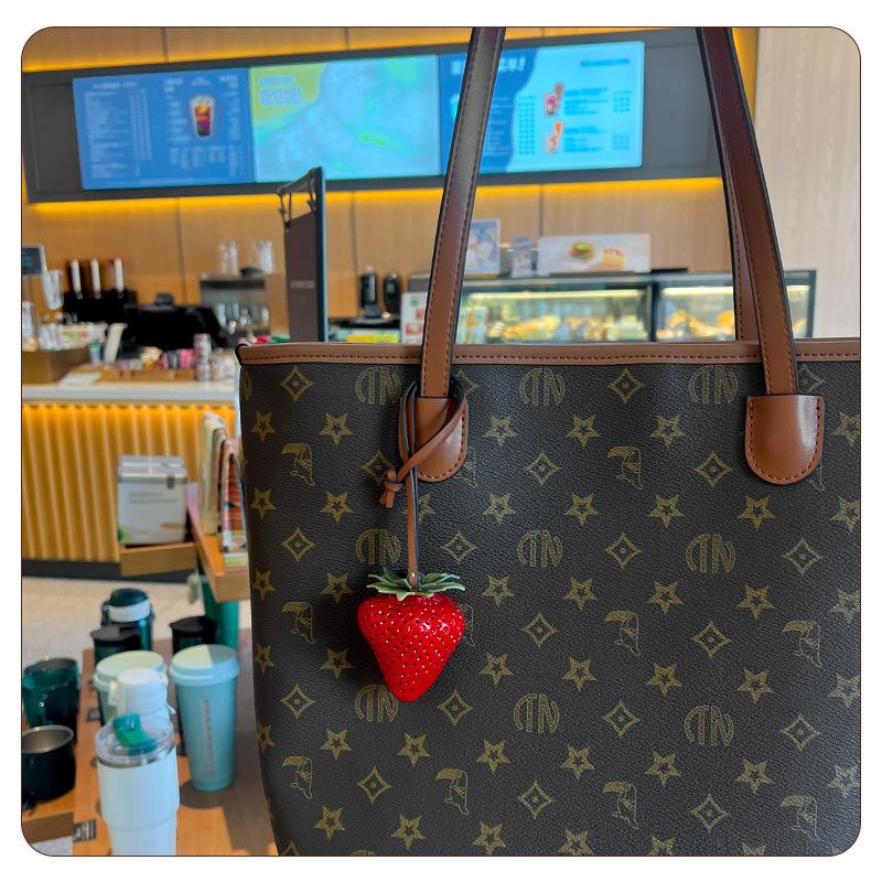 Christmas new strawberry bag pendant three-dimensional resin cute mobile phone lanyard keychain jewelry accessories bag pendant