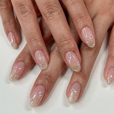 24 pezzi Nuova collezione primaverile polvere glitterata gradiente manicure piccoli fiori freschi semplice da indossare unghie corte rotonde unghie finte