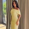 Europäischer und amerikanischer Stil Damenbekleidung figurbetont gespaltene Säume einfarbig langer Hüftrock One-Shoulder-Kragen Mode asymmetrisches Design Kleid