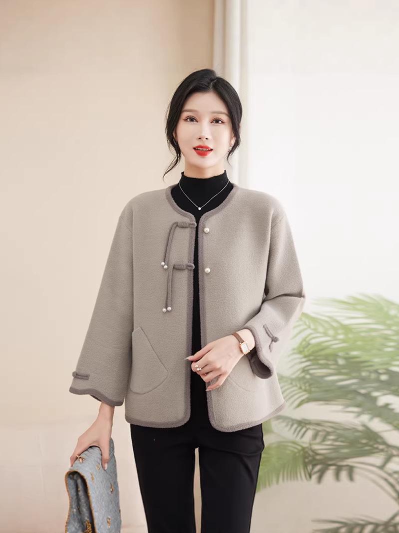 

Elegant Autumn/Winter Woolen Coat: Age-Defying Chinese Style Cardigan for Middle-Aged Women 4XL (suitable for 160-170 catties)