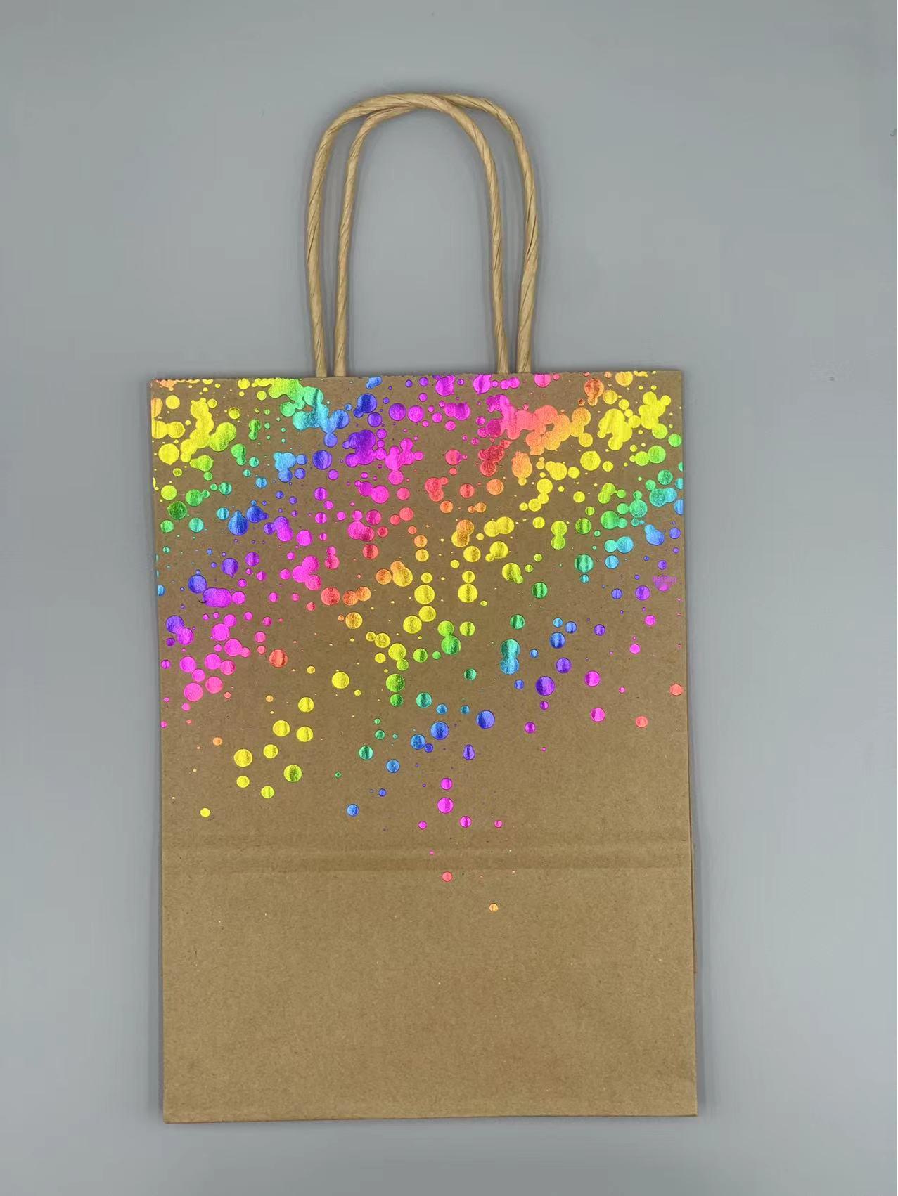 

Подарочный пакет из крафт-бумаги с золотым тиснением для конфет и небольших подарков