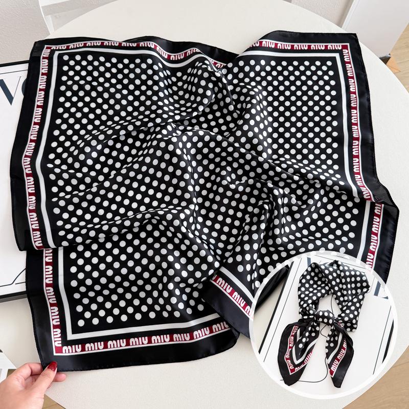 Damski jedwabny szalik w koreańskim stylu: Wszechstronny kwadratowy szalik z kamelią na wiosnę i jesień - do noszenia na szyi, na torebce lub we włosach