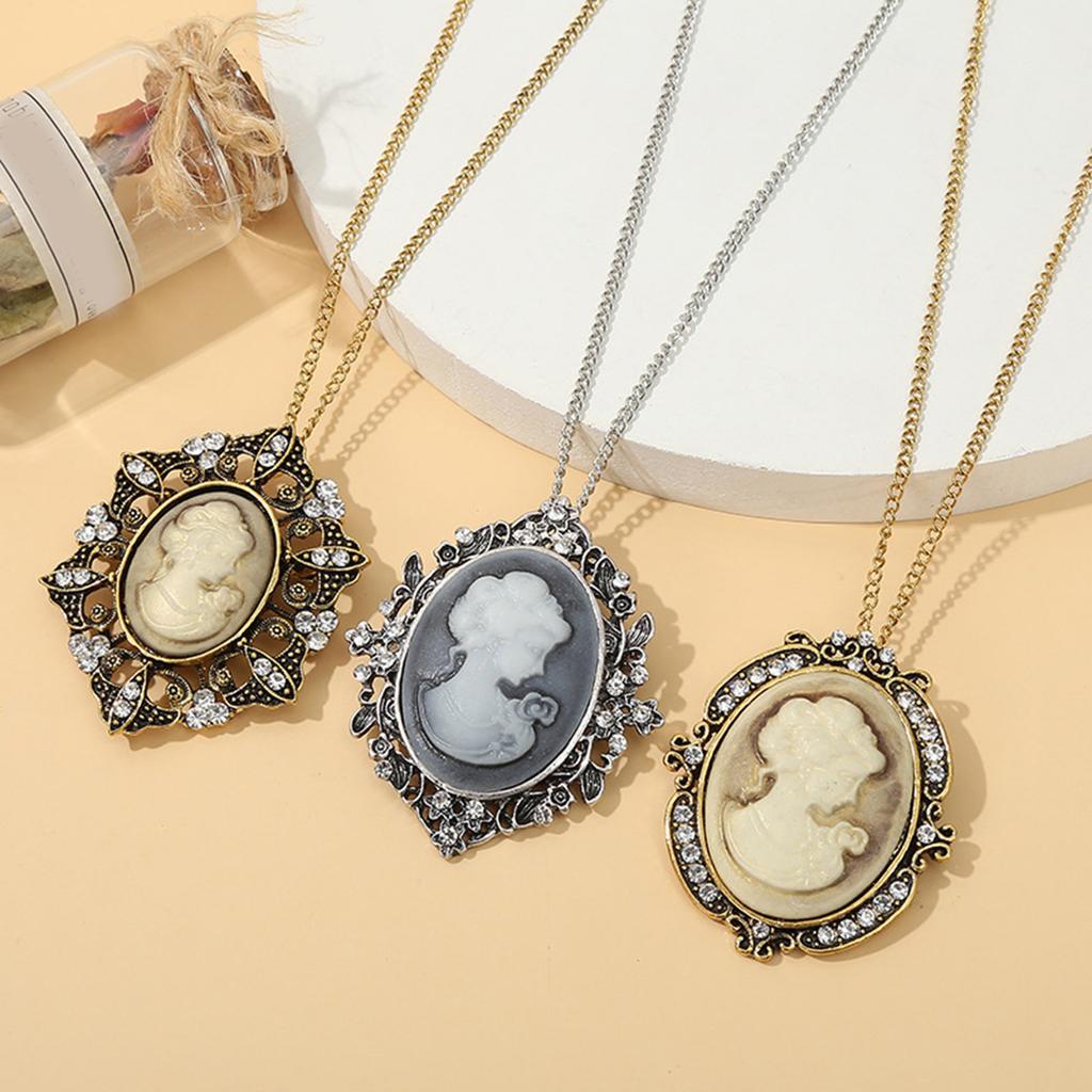 Vintage Sculpture Pendant Necklace With Crystal Accent Rhinestones Neckchain Alloy Jewelry For Women Daily Wear