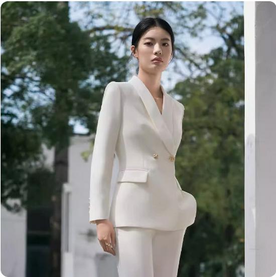 

Женский приталенный костюм-двойка с шалевым воротником на двух пуговицах - Весенне-осенняя мода для профессиональной рабочей одежды S