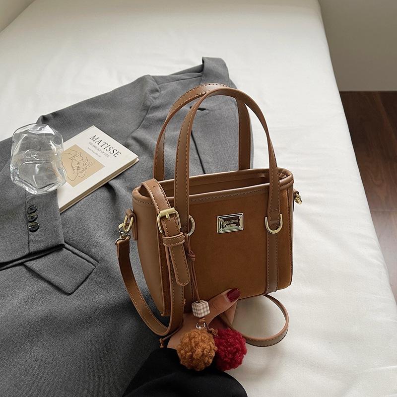 Fashion Casual Messenger Bag 2025 Autumn New Niche Trendy Portable Bucket Bag Simple Shoulder Bag Underarm Bag
