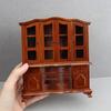 Detailliertes 1/12 Puppenhaus Vitrine Modellfigur Holz Seitenschrank mit funktionierender Tür und Schublade für Szenenlayout