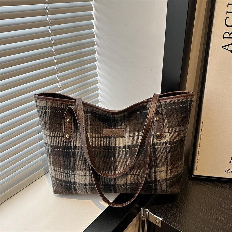 

Премиальный сенс большая вместимость сумка-ведро подмышку корейский нишевый осенне-зимний модный плечевой мешок шерстяная клетчатая сумка-тоут