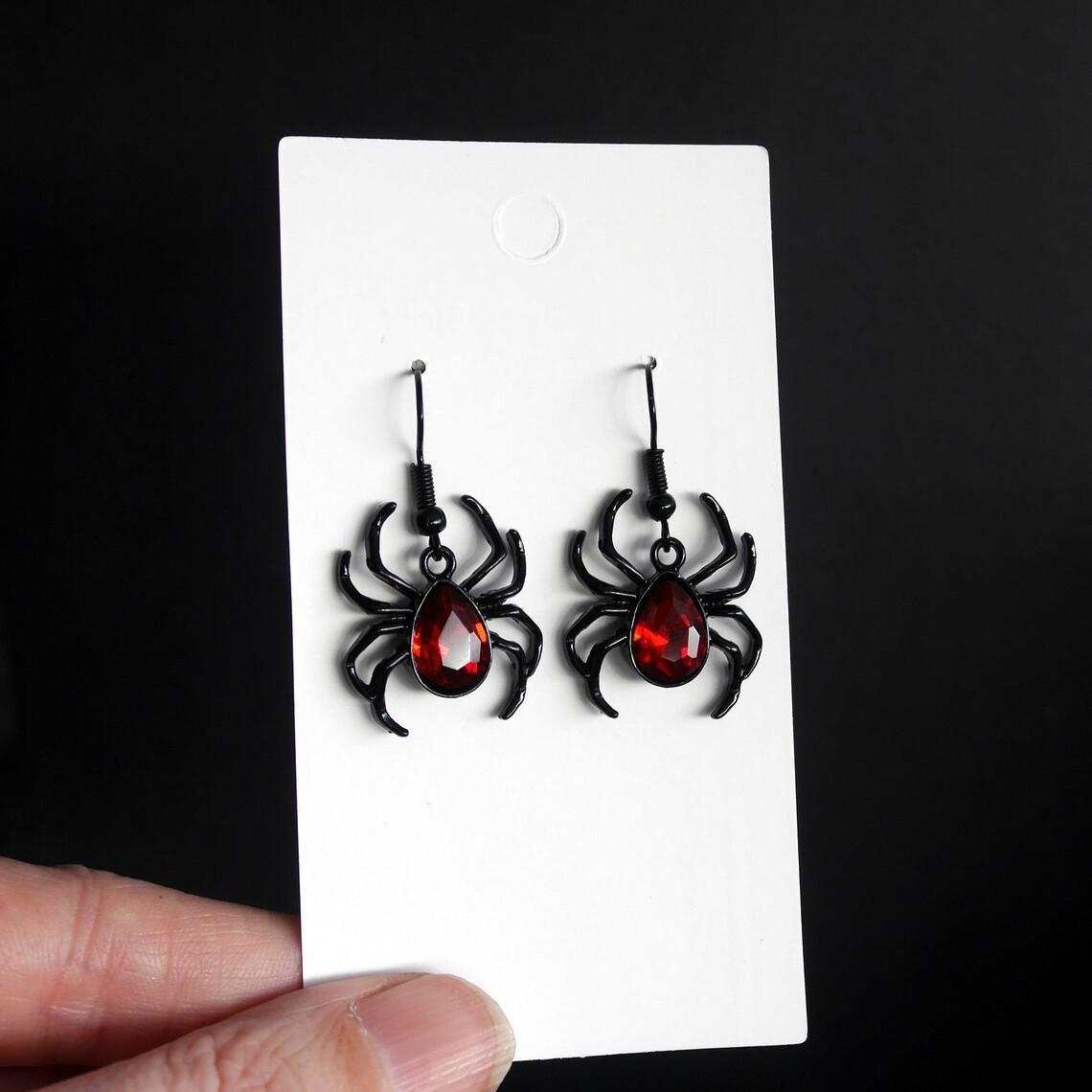 

Retro Dark Spider Waterdrop-shaped Red Imitation Gemstone Dangle Earrings for Women Gothic Black Spider Halloween Jewelry Gifts чёрный