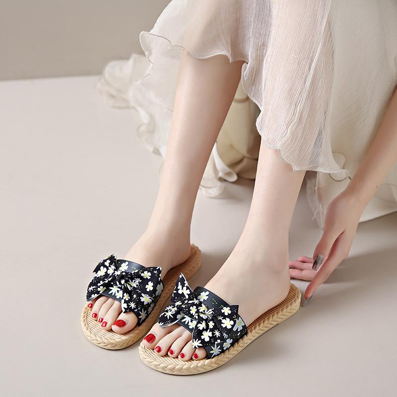 New Style Shoes Versatile Women's Beach Shoes Flat and Anti-slip Student Flip-flops