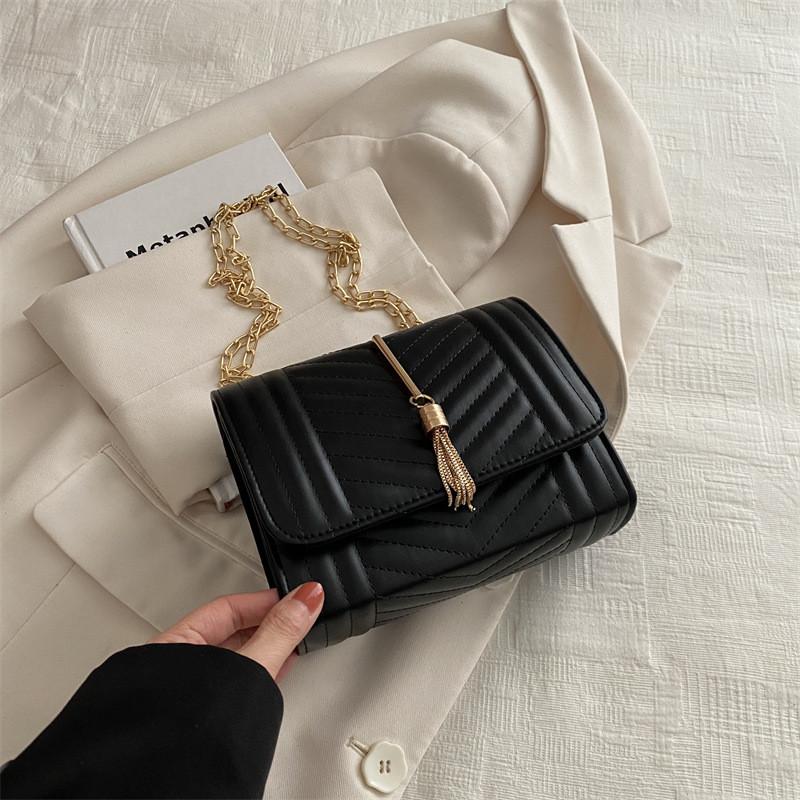 Stylish And Minimalist Women's Crossbody Bag With Trendy Chain Detail For Casual Use