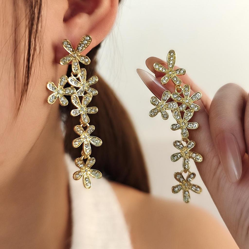 Exaggerated 3D Flower Pearl Earrings: Light Luxury, High-End Metal Style Studs