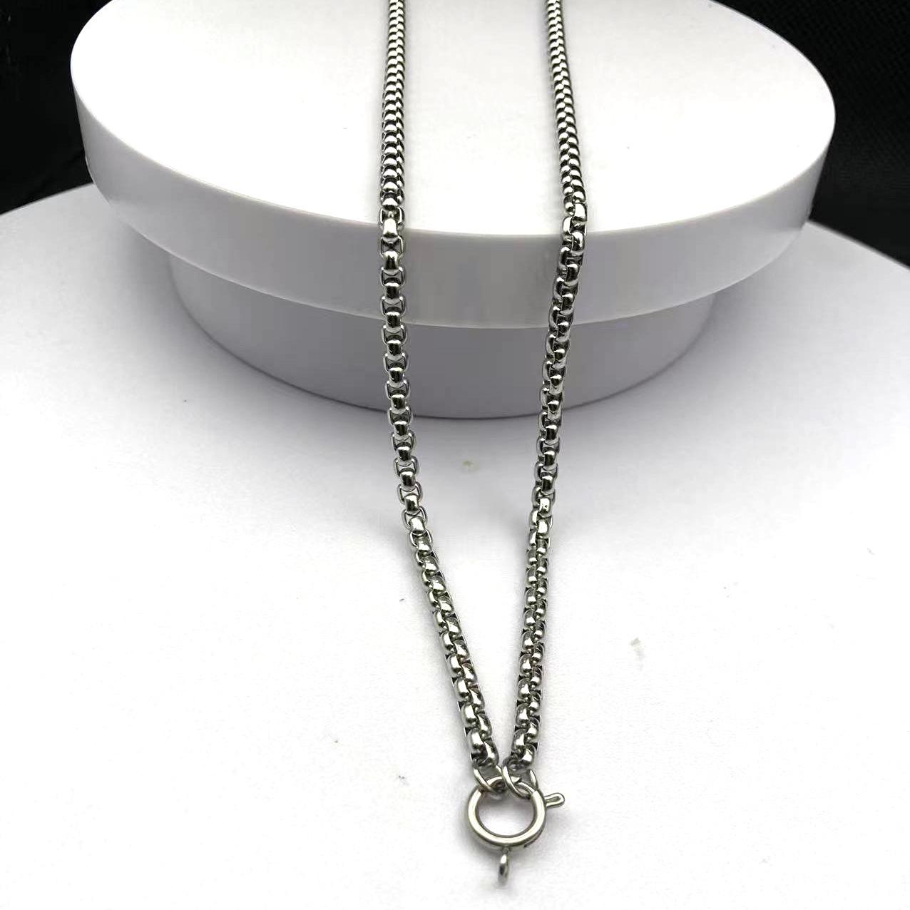 

Stainless Steel Square Pearl Amulet Necklace with Round Box Clavicle Chain - Stylish and On-Trend Design 65cm