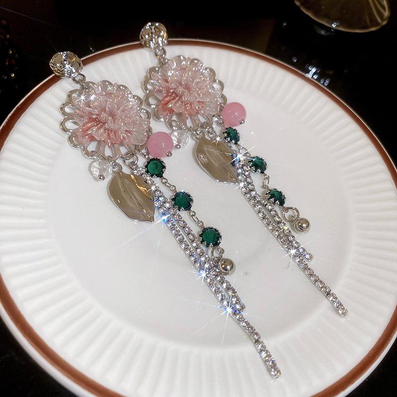 Elegant artificial crystal diamond-encrusted flower leaf fringed silver needle earrings light luxury earrings