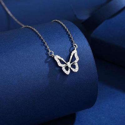 Collier pendentif papillon en diamant d'eau au design simple pour femmes; Bijoux à chaîne pour clavicule comme cadeau de fête ou d'anniversaire