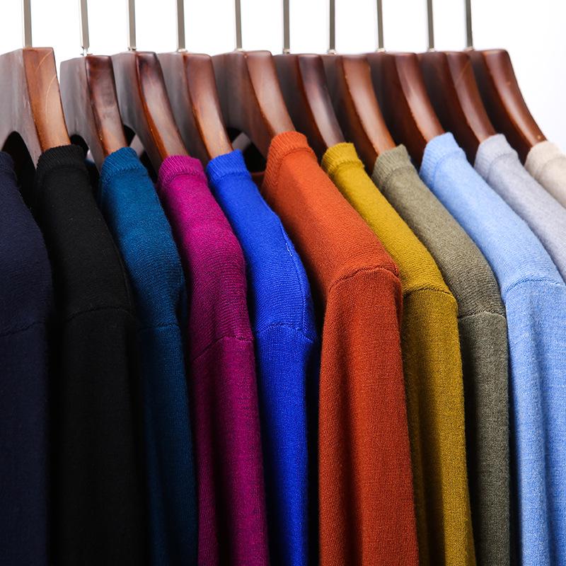 Pánský svetr Slim Fit s kulatým výstřihem - Jednobarevný ležérní pletený svetr s dlouhým rukávem