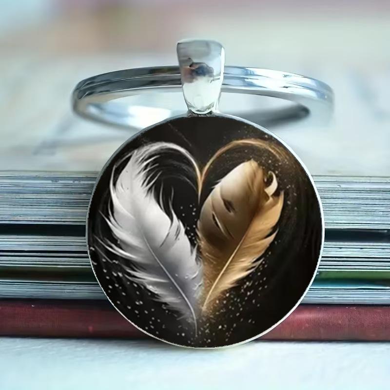 Fashion Alloy Keychain Pendant Round Metal Key Ring Durable Lightweight Stylish Accessories for Everyday Use and Gift Purposes