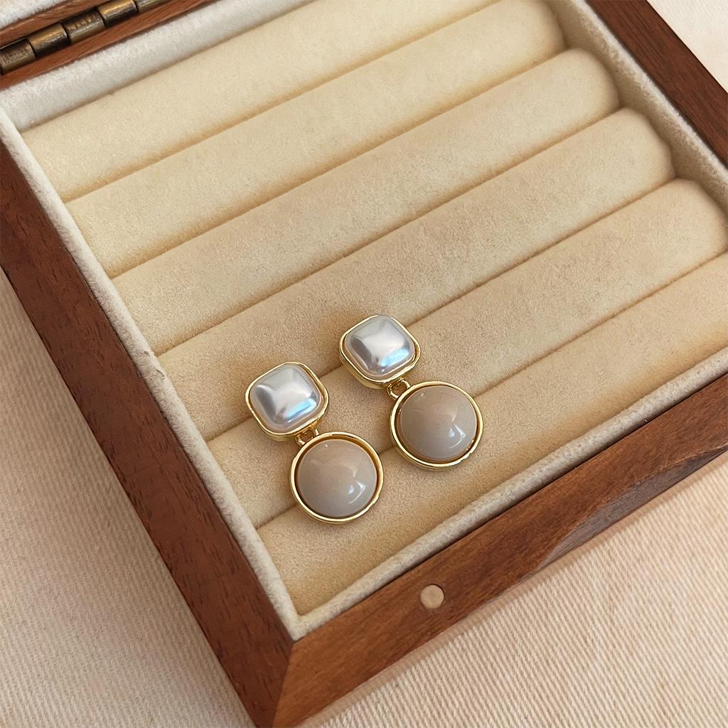 

Кофейно-коричневые серьги-пусеты в стиле французского ретро-омбре - Нишевый дизайн для женщин