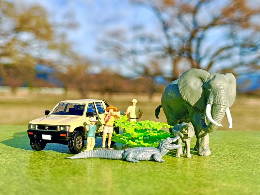 Tomytec Kaiyodo x Tomica Limited Vintage DioColle 64 #CarSnap 29a Safari 2 (Toyota Hilux 4WD Pickup with Double Cab) ABS Resin and PVC Figures and