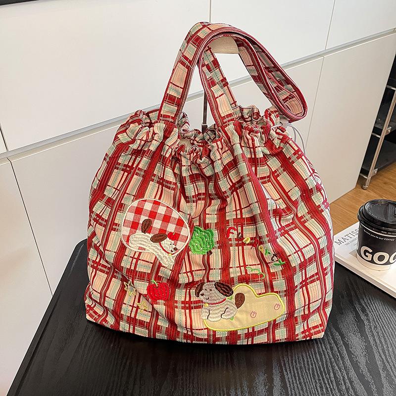 

Slack large-capacity cloth bag women s new spring and summer commuter shoulder bag college student tote bag красный