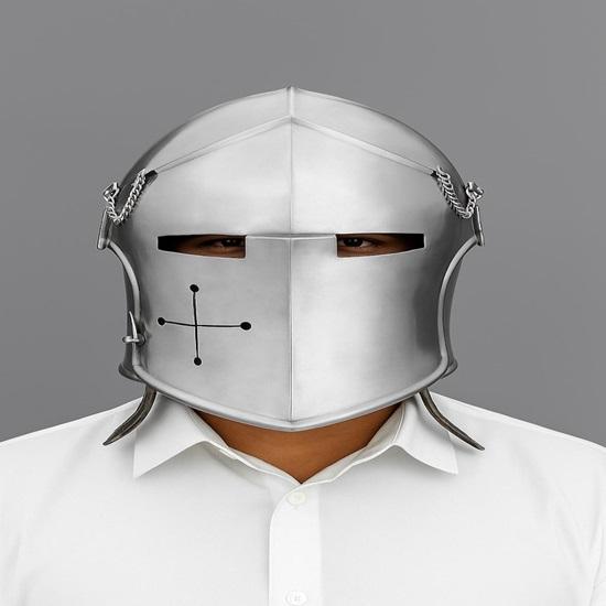 

Серебряный средневековый шлем Барбута с забралом Сталь 18 калибра Рыцарские доспехи Шлем воина для LARP, косплея, реконструкции