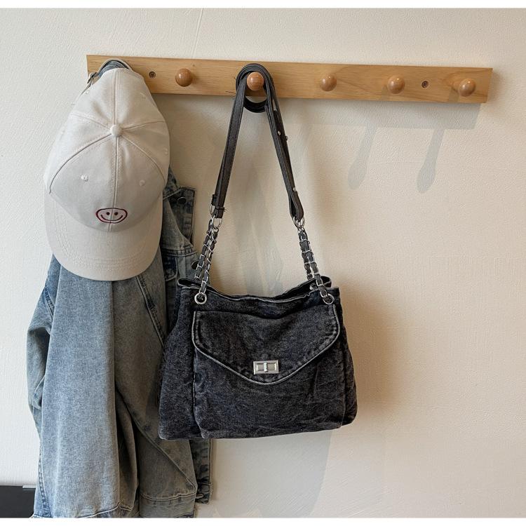 

Trendy new 2025 Korean version single shoulder oblique span bag chain commuting large capacity stray bag women s bag denim underarm bag чёрный