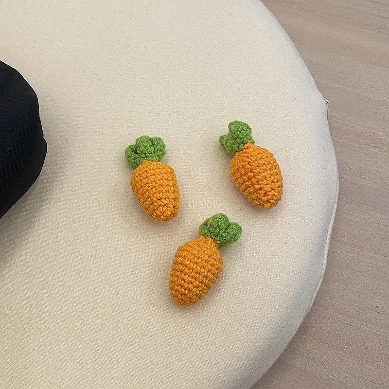 

Плетеный брелок ручной работы «Кролик и морковка» - Милый оберег на удачу, сделанный своими руками