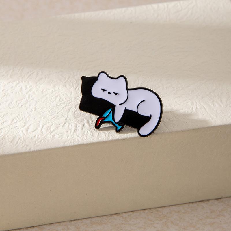 Cartoon Dripping Cat Metal Badge Cute Drinking White Cat Brooch Versatile Creative Funny Medal Clothing Accessories