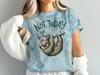 Tricou Amuzant Leneș „Nu Astăzi”, Tricou Grafic Drăguț cu Leneș Leneș, Tricou Umoristic pentru Iubitorii de Animale, Top cu Mesaj Relaxat cu Leneș, Idee de Cadou Casual
