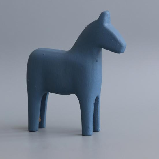 Robuste Pferdefigur. Zarte, exquisite abgerundete Kante