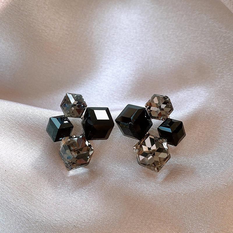 Retro Black Xiaoxiangfeng Stud Earrings Women's Fashion Elegance Temperament High-end Earrings Bow Love Versatile Earrings