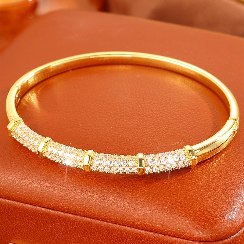 Women's hot-selling bracelets, copper-plated fashionable and simple bracelets, zircon inlaid temperament women's bracelets, popular bracelets.