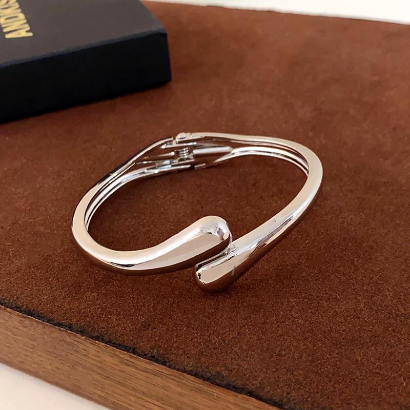 Минималистичный матовый двухслойный браслет-кроссовер: Высококлассный универсальный браслет в холодном стиле для поездок на работу