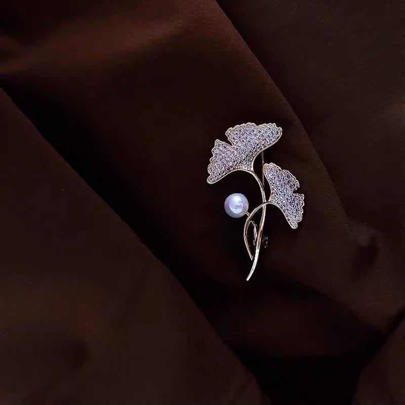 

Высококачественная брошь Xiaoxiang Ginkgo Biloba Leaf Diamond Pearl с бриллиантами, модные креативные аксессуары для одежды Anti-Light