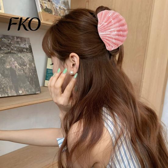 Shiny Shell Design Hair Clip Strong Grip Claw, Pearlescent Gradient Clip, Gentle Hold Lightweight Portable Accessories for Daily Wear